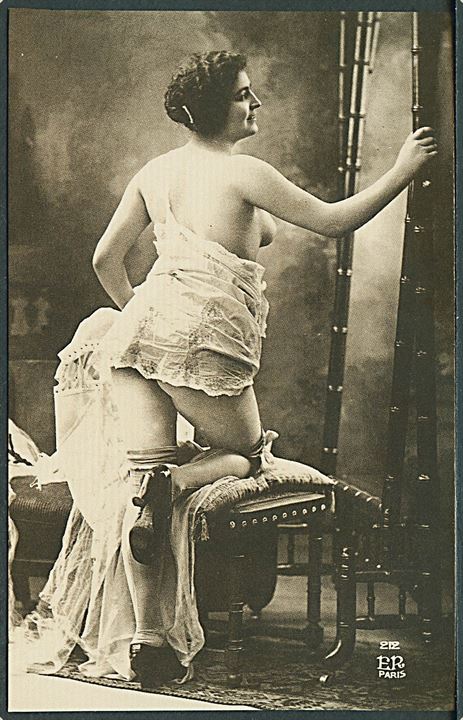 Erotisk postkort. Kvinde med knæ på skammel foran spejl. Nytryk Stampa PR 27. 