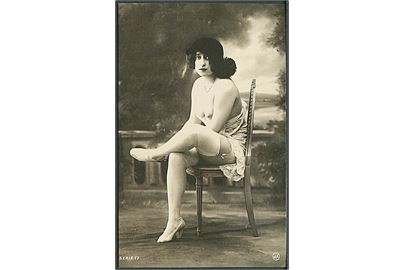 Erotisk postkort. Kvinde iført sort hue. Nytryk Stampa PR 60.