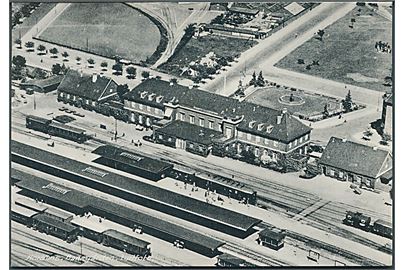 Horsens. Luftfoto af Banegaarden med togvogne. Rudolf Olsens Kunstforlag no. 8146. 