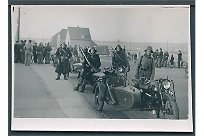 Danske soldater i Aabenraa umiddelbart inden kampene d. 9.4.1940. Foto (6x9 cm).