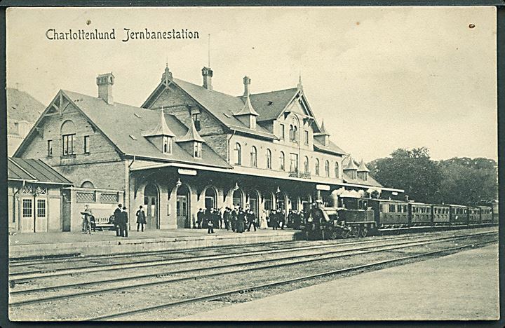 Charlottenlund, jernbanestation med holdende damptog. P. Alstrup no. 358. Kvalitet 8