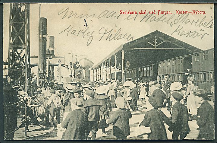 Korsør, skolebørn ved færgehavnen med dampfærge og tog. H. P. Jensen no. 3130. Kvalitet 8