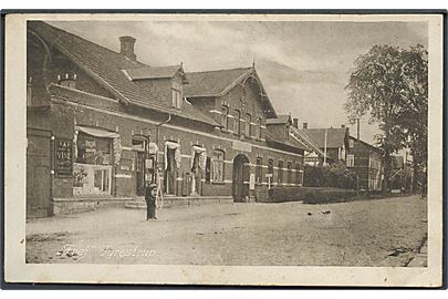 Tyrestrup. A. C. Dahl Hansens Colonial handel med benzinstander Pratt foran og  Hotel Frey, Lindegade 33. (Har været opklæbet). 