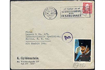 20 øre Chr. X og Chr. X mærkat på brev fra København d. 18.10.1943 til Berlin, Tyskland. Passér stemplet Ab ved censuren i Berlin.