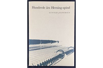 Hundrede års Herning-spind, en jubilæums-collage omkring Uldspinderiet og Klædefabrikken i Herning af Gunnar Jespersen. 181 sider i kassette.