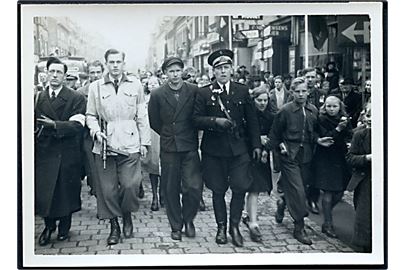 Modstandsfolk i Herning i befrielsesdagene 1945. Foto-Centralen Herning no. 41. 8½x11½ cm.