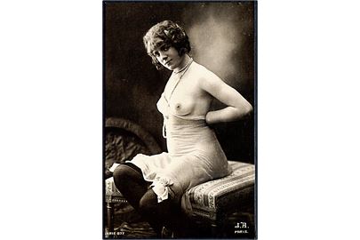 Erotisk postkort. Topløs kvinde sidder på bænk. Nytryk Stampa PR no. 28. 
