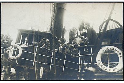 Spejdere fra Det Danske Spejderkorps besøger Sønderborg (23.-24.7.1919) i forbindelse med DDS's 2. korpslejr - Hindsgavllejren 16.-26.7.1919. Ankomst med de to Flensburg dampskibe Phønix og Alexandra til Sønderborg. Fotokort u/no.