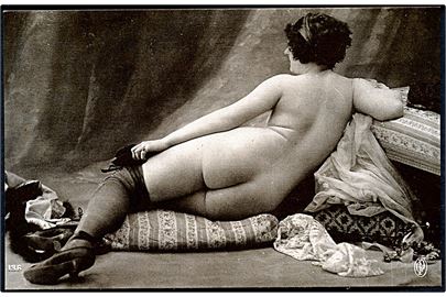 Erotisk postkort. Kvinde kun iført knæstrømper og sko. Nytryk Stampa PR no. 226.   