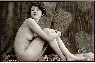 Erotisk postkort. Nøgen kvinde sidder op. Nytryk Stampa PR no. 248.     