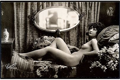 Erotisk postkort. Nøgen kvinde ligger på divan. Nytryk Stampa PR no. 250.     