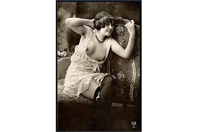 Erotisk postkort. Topløs kvinde sidder på skammel. Nytryk Stampa PR no. 260.     