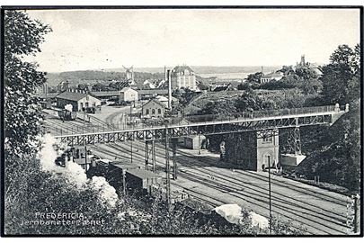 Fredericia. Jernbaneterrænet med tog. Mølle ses i baggrunden. Stenders no. 16637. 