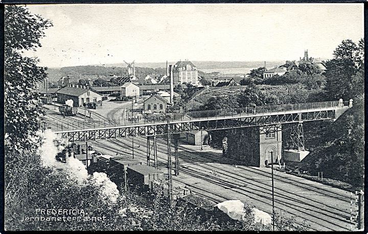 Fredericia. Jernbaneterrænet med tog. Mølle ses i baggrunden. Stenders no. 16637. 
