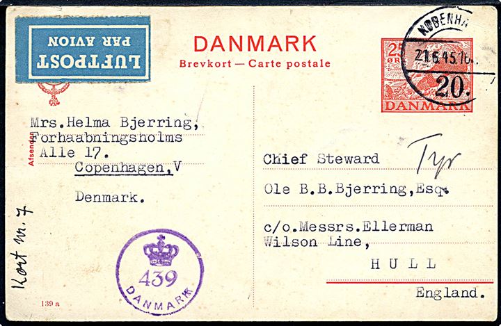 25 øre Kæmpehøj helsagsbrevkort (fabr. 139a) fra København d. 21.6.1945 til sømand c/o Messrs. Ellerman Wilson Line i Hull, England - eftersendt til dampskibet Tyr. Dansk efterkrigscensur (krone)/439/Danmark.