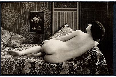 Erotisk postkort. Nøgen kvinde ligger på siden i sengen. Nytryk Stampa PR no. 239.     