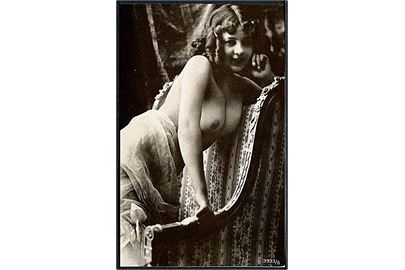 Erotisk postkort. Topløs kvinde i stol. Nytryk Stampa PR no. 273.     