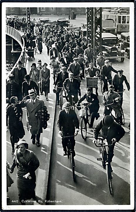 10 øre Bølgelinie i parstykke på brevkort (Cyklister i København) annulleret med bureaustempel København - Warnemünde T.73 d. 16.12.1934 til Albaching, Tyskland.
