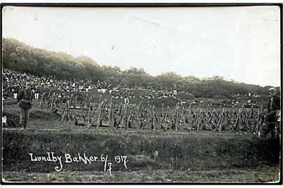 Lundby Bakker 6.7.1917. Soldater holder hvil. Fotokort u/no. 
