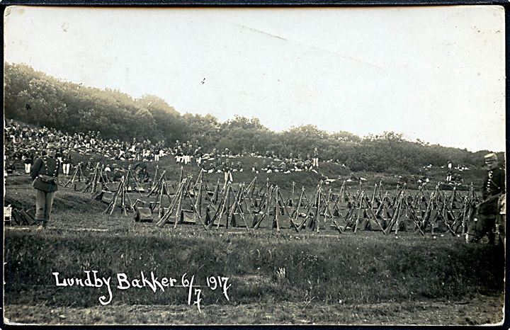 Lundby Bakker 6.7.1917. Soldater holder hvil. Fotokort u/no. 