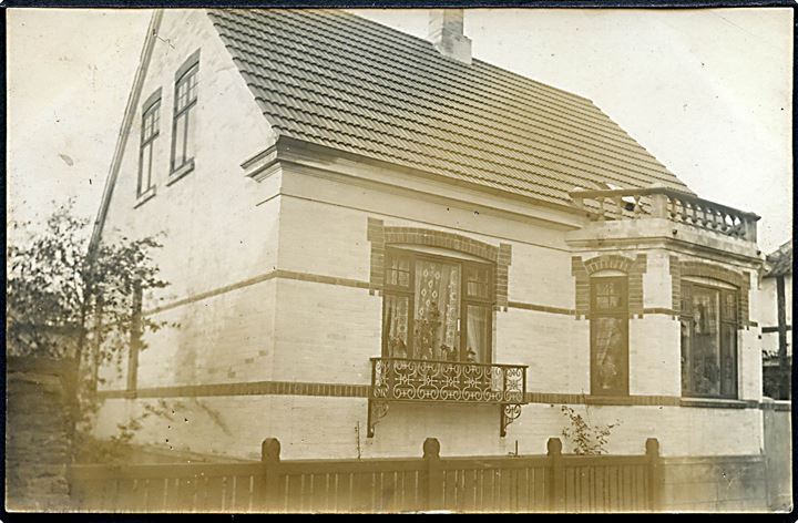 Neksø, villa. Fotokort skrevet af Hanne Holm 1911. 