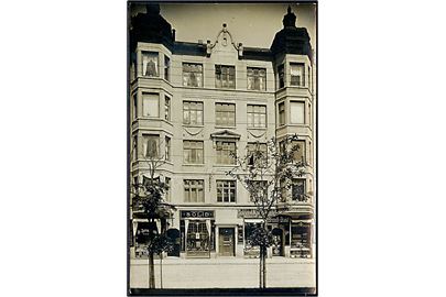 Hellerup, Hellerupvej 10, facade med bl.a. Købmand Branth Qvist og Fodtøjsforretningen Solid. Fotokort u/no.