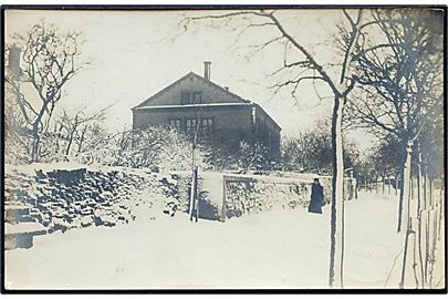 Neksø, ejendom i snevejr. Fotograf Joh. Hansen, Nexø u/no.