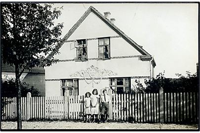 Børn foran Villa Kamma bygget 1907. Ukendt sted. Fotokort u/no.
