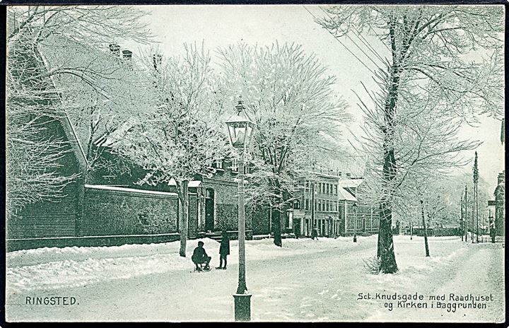 Ringsted i sne. Sct. Knudsgade med Raadhuset og Kirken i Baggrunden. Stenders no. 19103. 