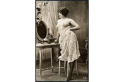 Erotisk postkort. Topløs kvinde poserer ved sminkebord. Nytryk Stampa PR no. 45.    