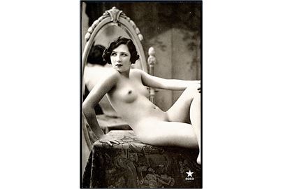 Erotisk postkort. Nøgen kvinde sidder på bord. Spejl bag hende. Nytryk Stampa PR no. 196.   