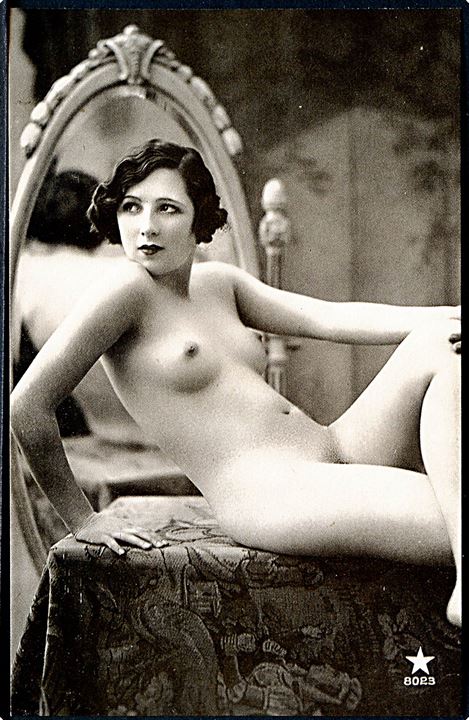 Erotisk postkort. Nøgen kvinde sidder på bord. Spejl bag hende. Nytryk Stampa PR no. 196.   