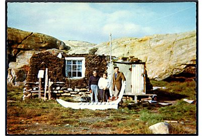 Sâtut, Nordgrønland. Rune Åsblom med grønlandsk ægtepar ved deres jordhus. Ultra u/no.
