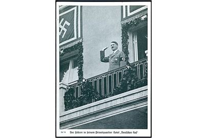 Adolf Hitler på balkonen på hotel Deutchen Hof. Photo Hoffmann no. 36/16. 