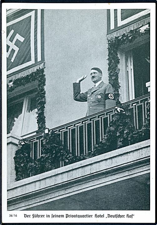 Adolf Hitler på balkonen på hotel Deutchen Hof. Photo Hoffmann no. 36/16. 