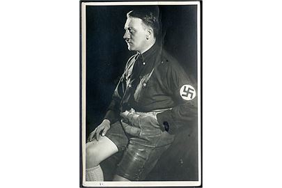 Adolf Hitler i skjorte og shorts. Fotokort u/no. 