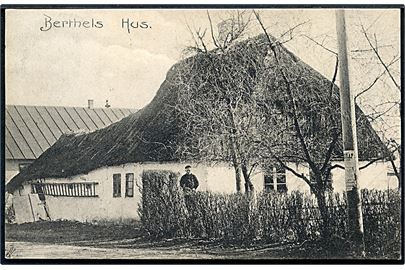 Fuglebjerg. Gamle Berthels hus. Begyndelsen af Lundevej. (Berthel dør i 1908 og bagerriget bliver bygget efter 1908). A. Petersen no. 9889. 