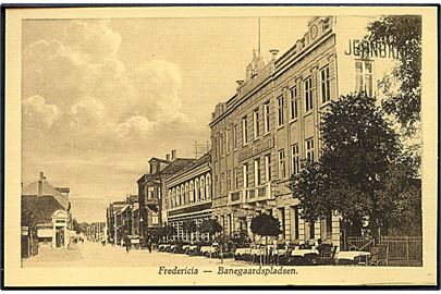 Fredericia. Banegaardspladsen med Jernbane Hotellet. J. A. F. Dansk Arbejde no. 604. 
