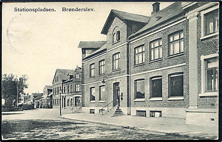 Brønderslev. Stationspladsen. C. Nis no. 7110. 
