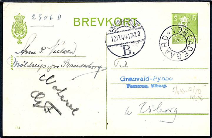 15 øre Chr. X helsagsbrevkort (fabr. 151) annulleret med udslebet stjernestempel VORLADEGAARD og sidestemplet Skanderborg B. d. 12.12.1944 til Vammen pr. Viborg.