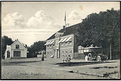 Bornholm. Hasle Raadhus med automobil foran. Svend Kollings Boghandel no. 154. Frankeret med 5 øre Chr. X annulleret med brotype IIIb Hasle d. 26.11.1915.