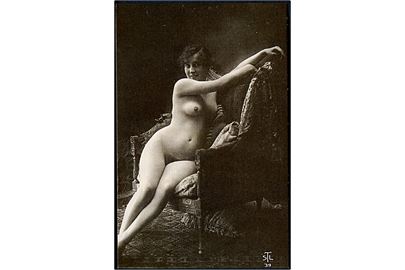 Erotisk postkort. Nøgen kvinde poserer i stol. Nytryk Stampa PR no. 24.  