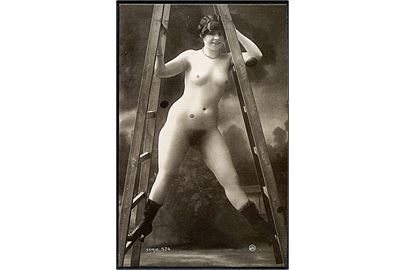 Erotisk postkort. Kvinde kun iført støvler, står på en stige. Nytryk Stampa PR no. 30.   