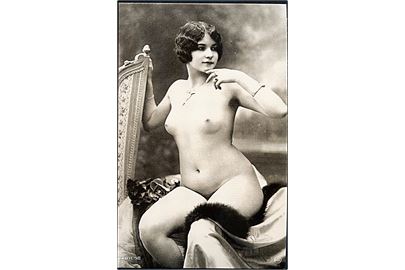 Erotisk postkort. Nøgen kvinde sidder på en skammel. Nytryk Stampa PR no. 55.  