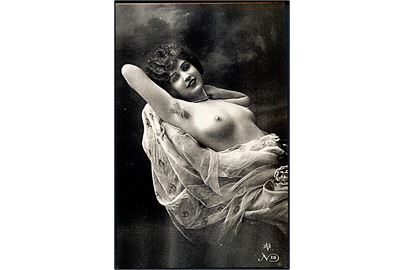 Erotisk postkort. Topløs kvinde med blonder omkring sig. Nytryk Stampa PR no. 56.  