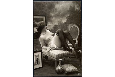 Erotisk postkort. Topløs kvinde ligger henslængt på en skammel. Nytryk Stampa PR no. 61.  