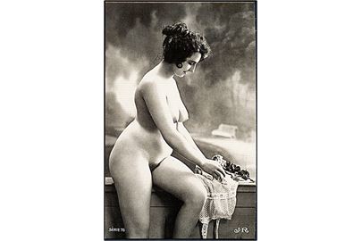 Erotisk postkort. Nøgen kvinde sidder på en kant. Nytryk Stampa PR no. 62.  