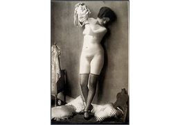 Erotisk postkort. Kvinde kun iført knæstrømper og stiletter. Nytryk Stampa PR no. 134.   
