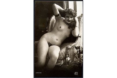 Erotisk postkort. Nøgen kvinde sidder i stol. Nytryk Stampa PR no. 186.   
