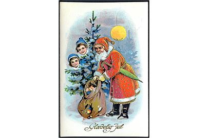 Glædelig Jul. Julemanden iført rød kåbe. Børn lurer bag træet. Guldtryk & Prægekort. No. 3405. 